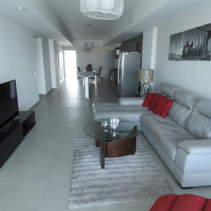 Beautiful and spacious 3 bedroom apartment for rent on Avenida Balboa