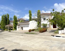Luxurious mansion located in Costa del Este for rent or sale